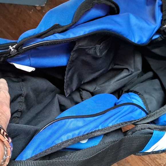 Nike 11" X 22" blue and black duffle bag with adjustable shoulder strap - Picture 8 of 9